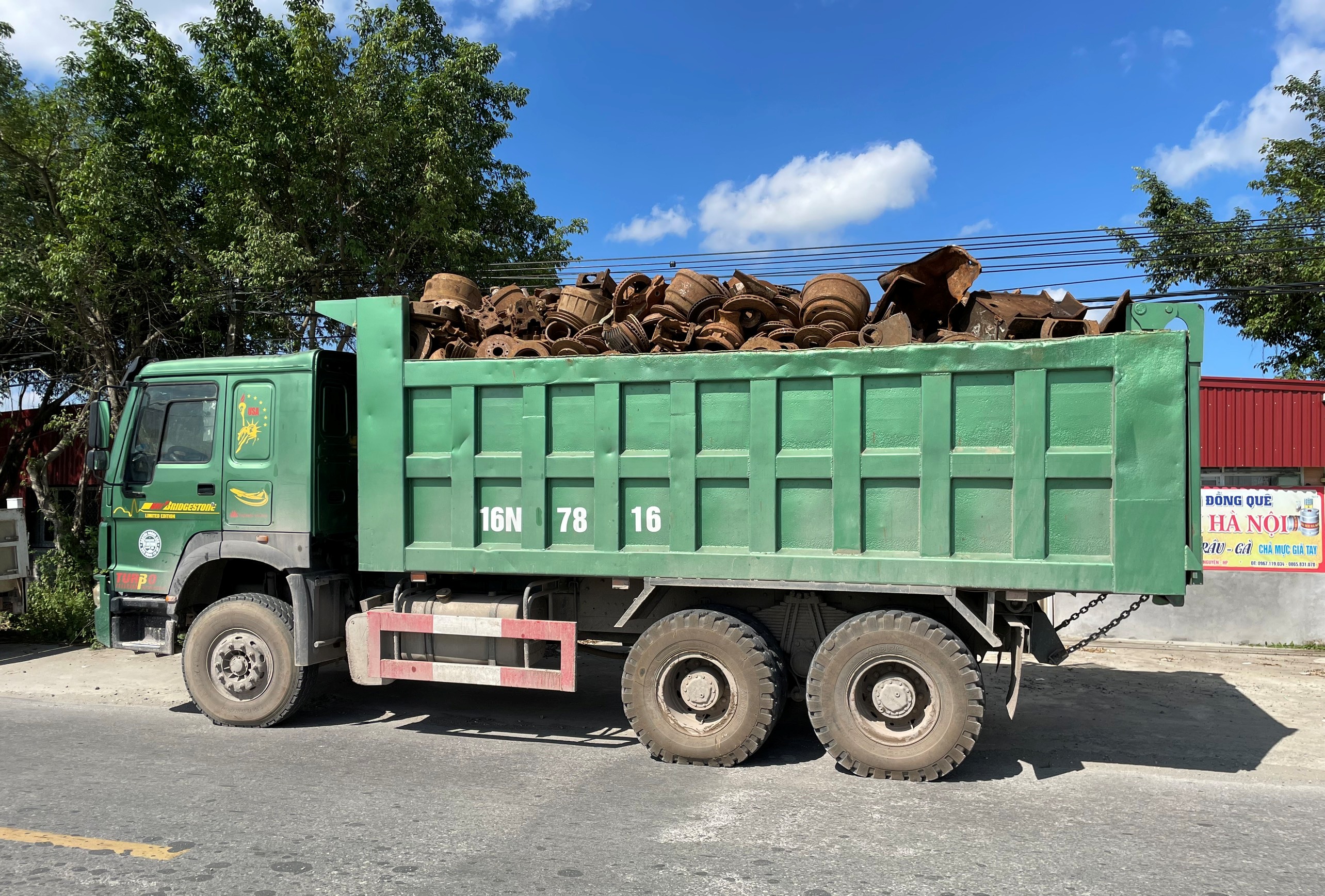 Công an huyện Thủy Nguyên phát hiện phương tiện chở quá tải trọng 300%